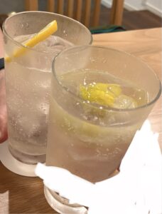 レモンサワーとオシャレな名前のドリンク（忘れた）でカリー